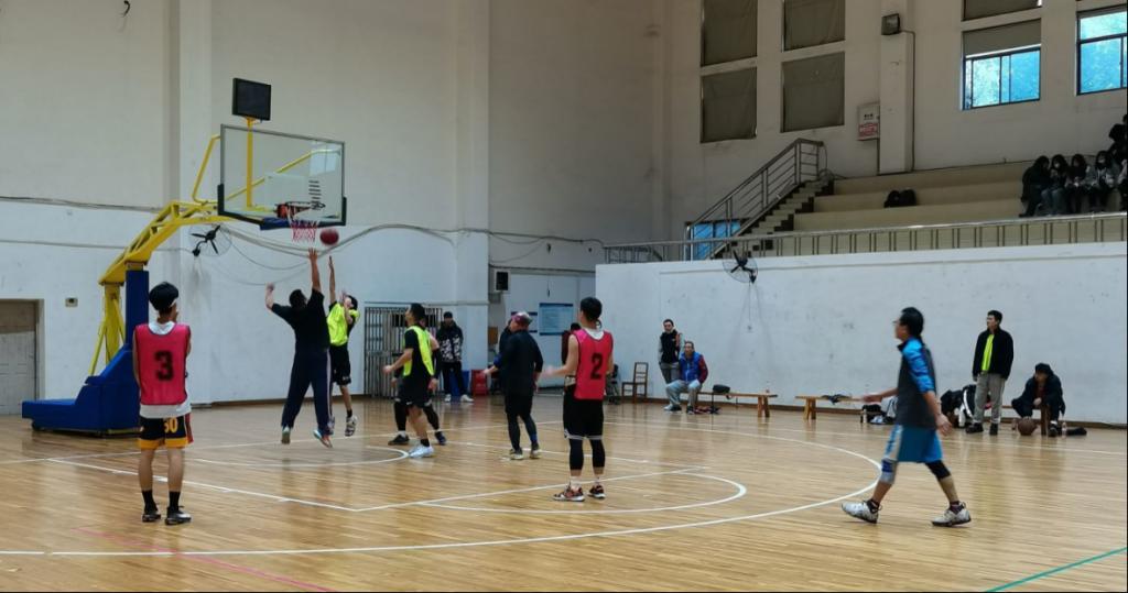 图为老师与员工在篮板下激烈对抗