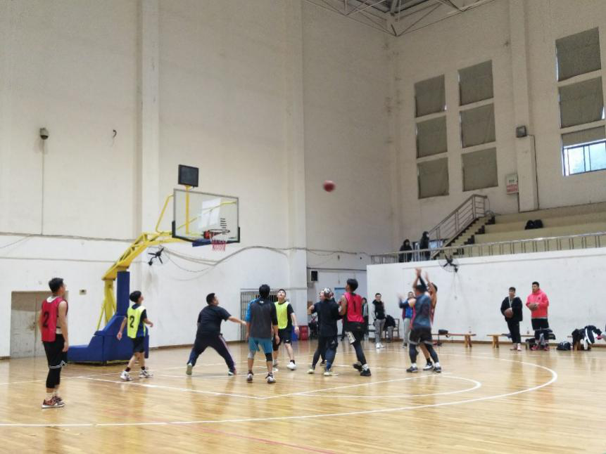 图为员工奋力追分